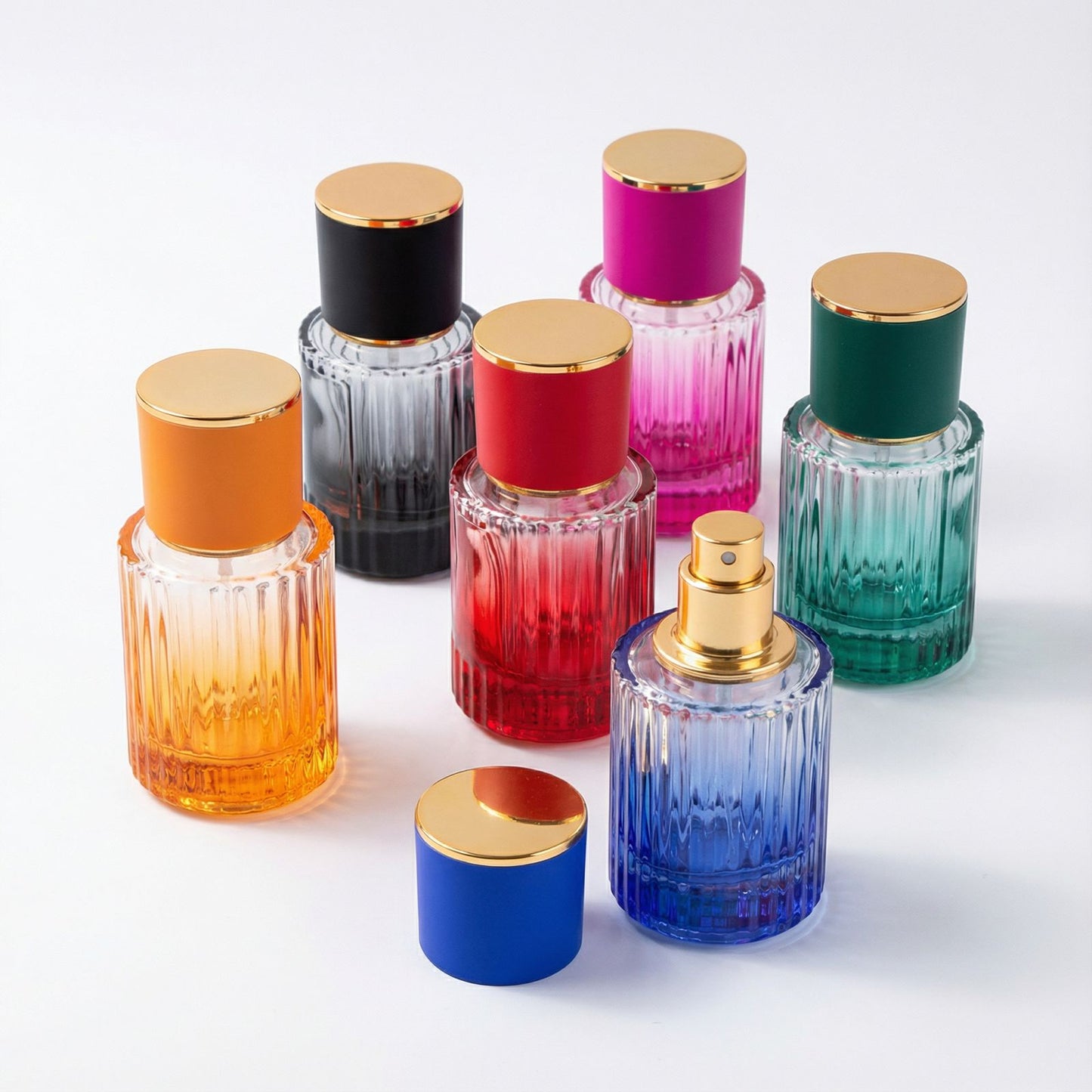 Flacon de parfum en verre coloré style Amber Elixir, design luxe avec vaporisateur doré